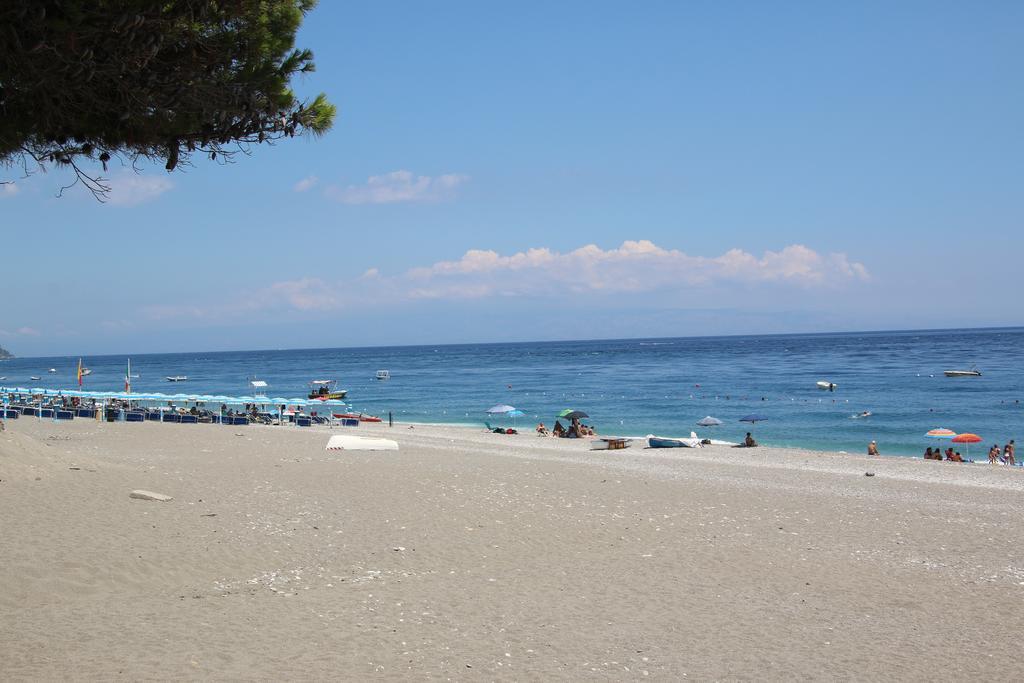 Chrismare Hotel Mazzeo Bagian luar foto