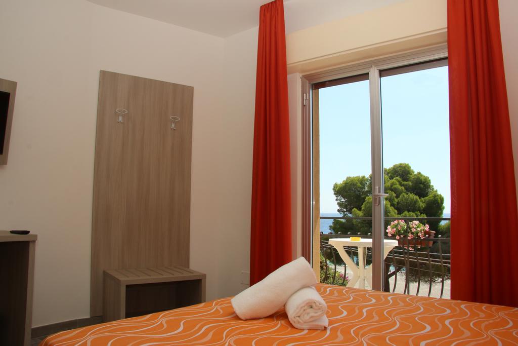 Chrismare Hotel Mazzeo Bagian luar foto
